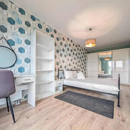 Апартаменты Riverwalk Charming By Bookinghost